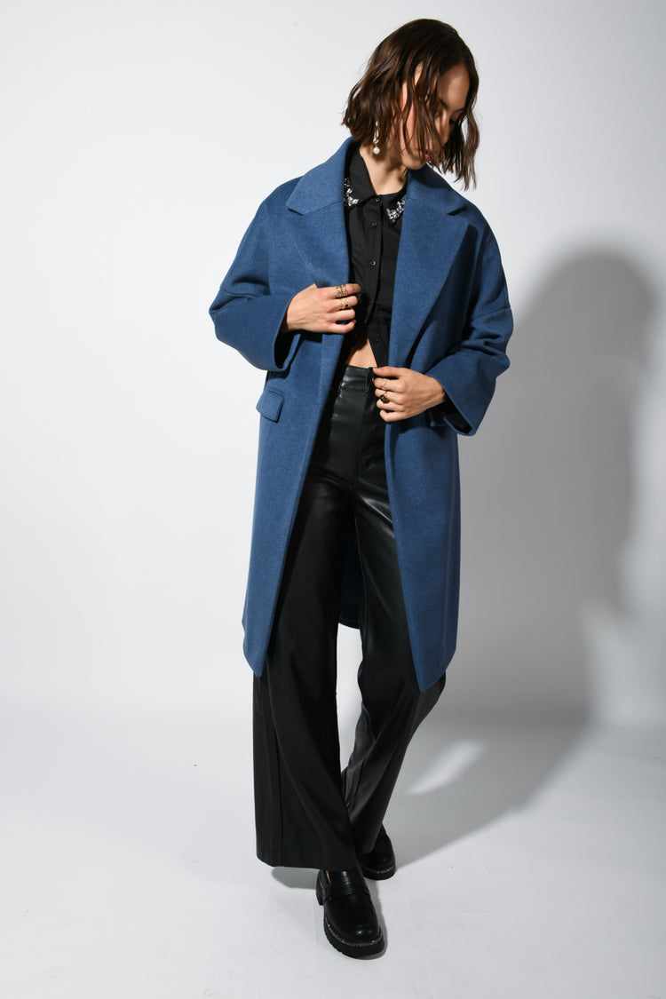 Single-breasted oversized coat