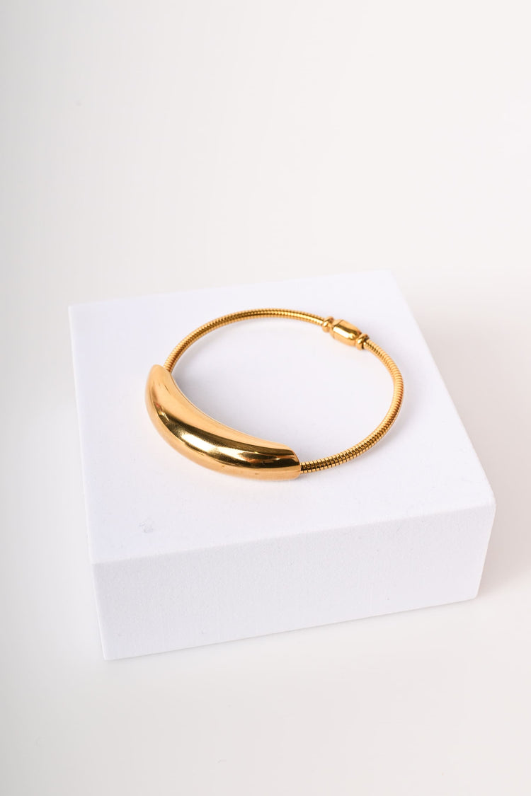 Metallic mesh rigid bracelet