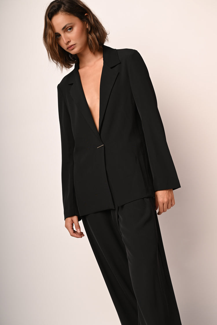 Thin button deconstructed blazer