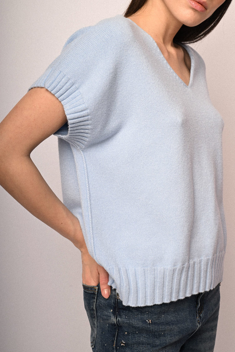 V-neck half-sleeved sweater