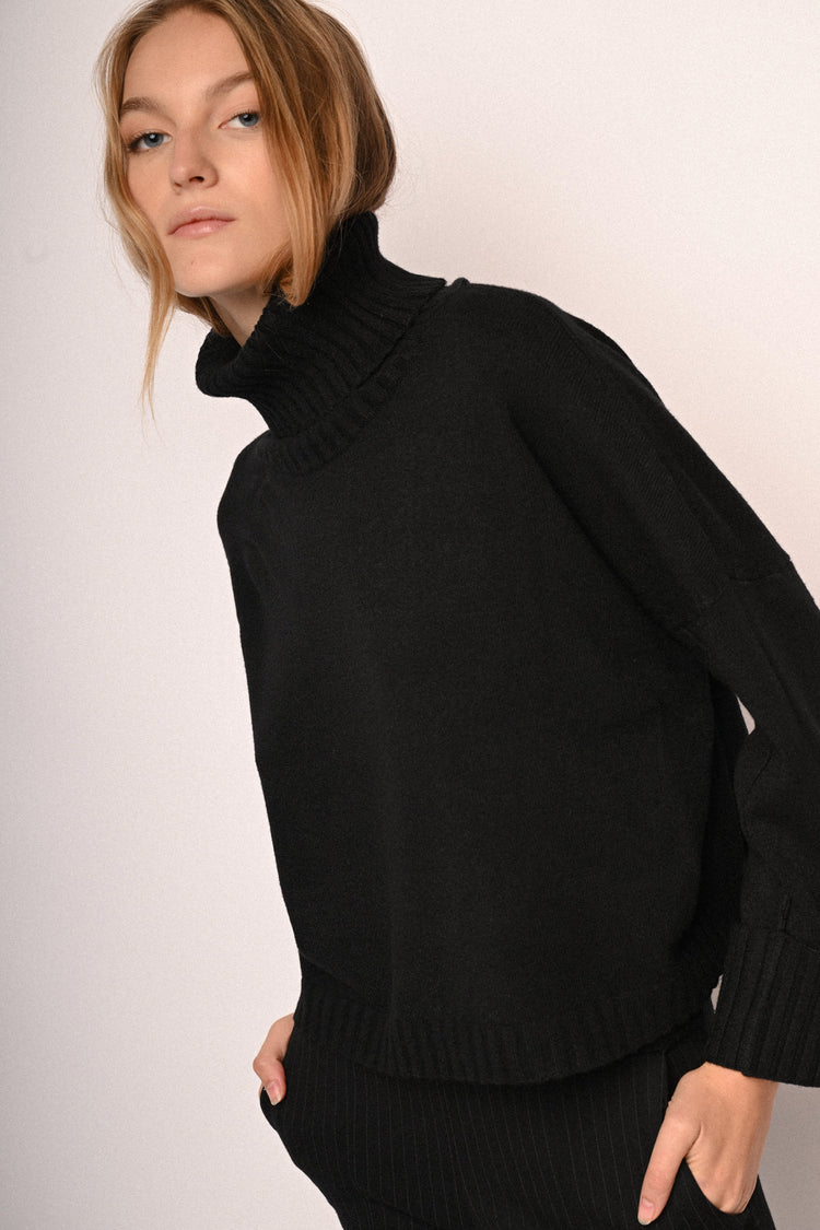 Heart button turtleneck
