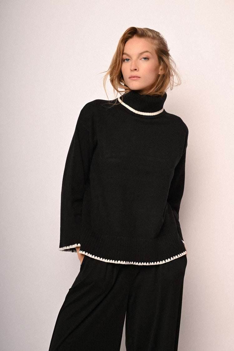 Contrast piping turtleneck