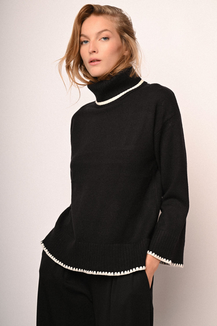 Contrast piping turtleneck
