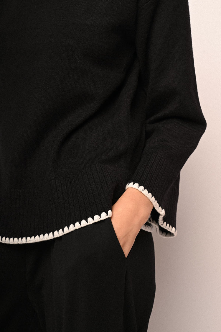 Contrast piping turtleneck