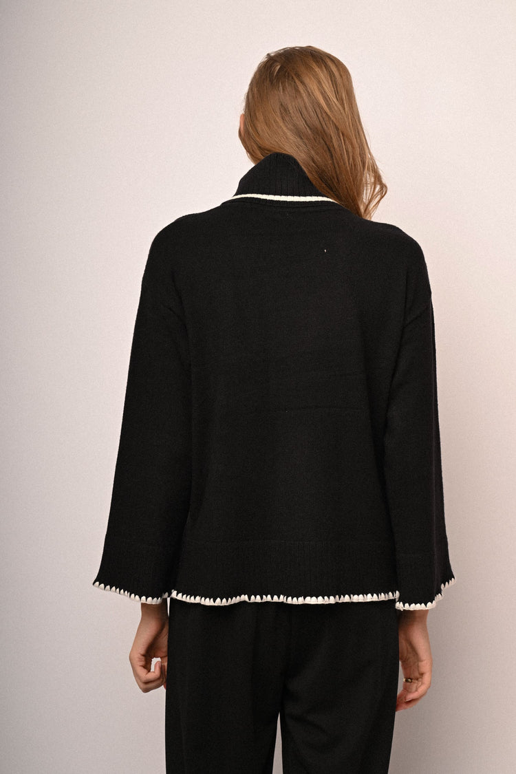 Contrast piping turtleneck