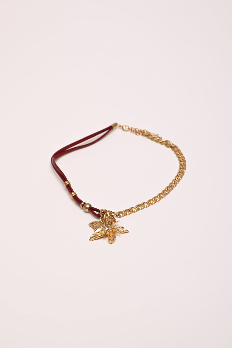 Collana catena e tessuto con fiore
