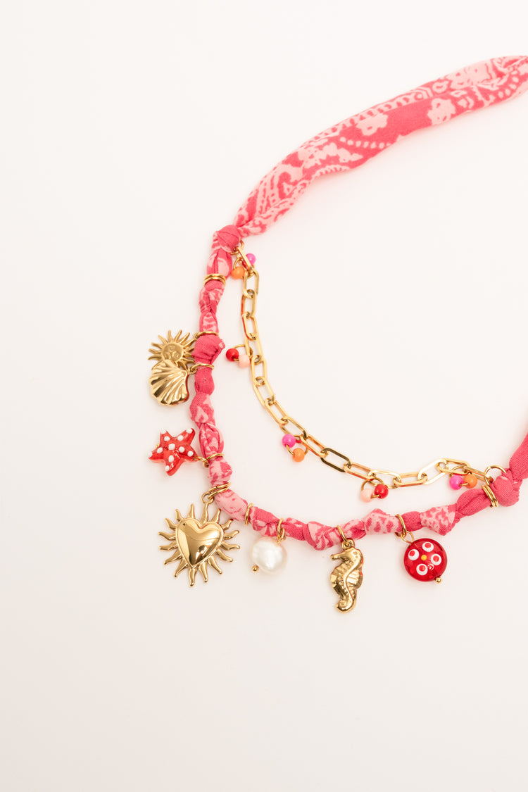 Collana con tessuto e pendenti
