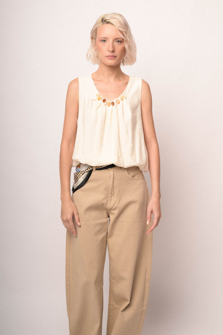 Top con scollo pietre