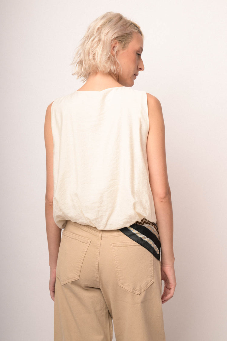 Top con scollo pietre