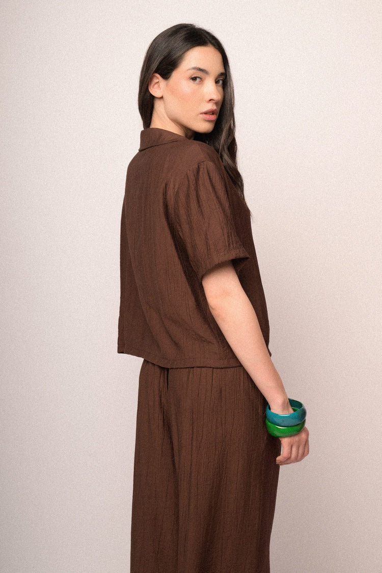 Chocolate crinkled viscose cropped shirt