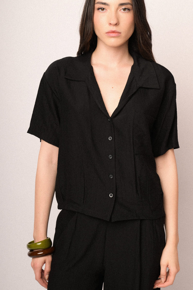 Black crinkled viscose cropped shirt