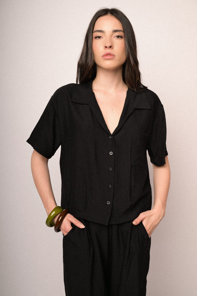 Black crinkled viscose cropped shirt