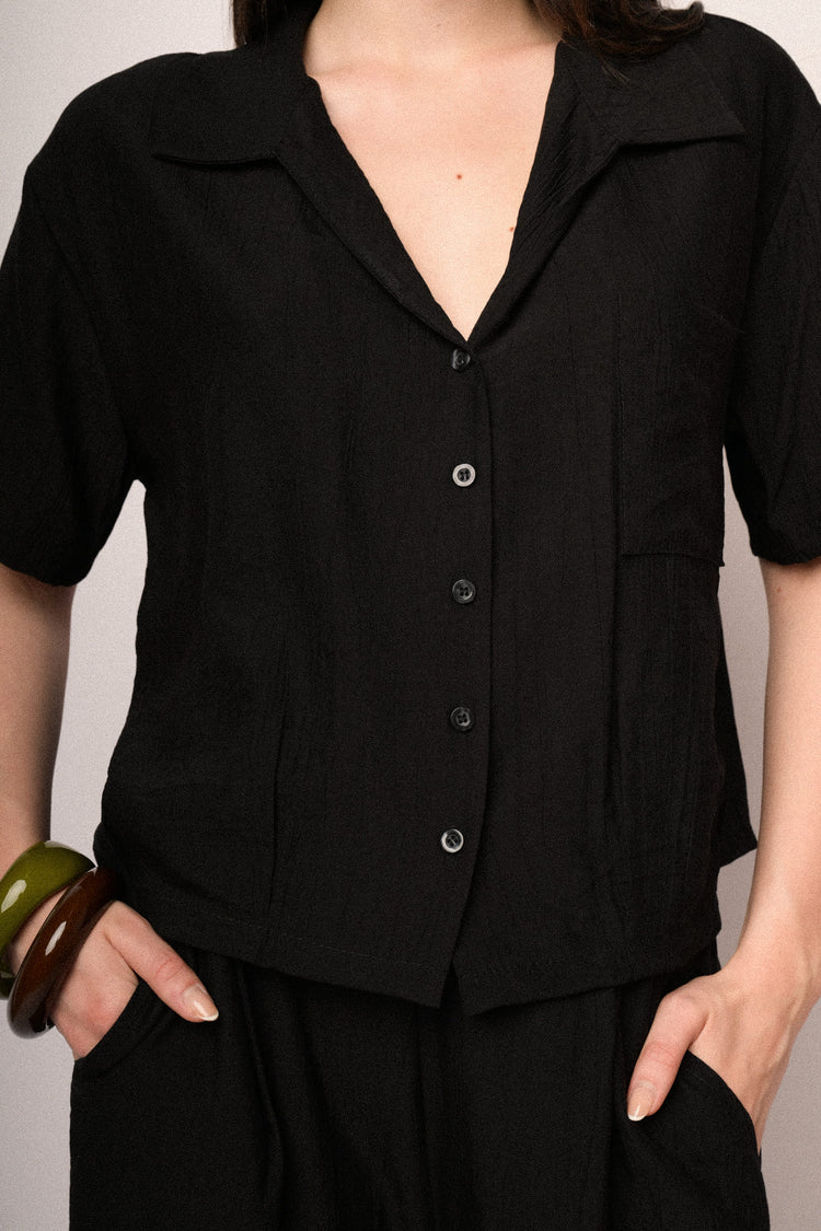 Black crinkled viscose cropped shirt