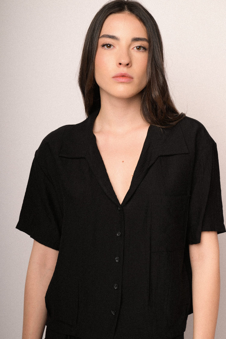 Black crinkled viscose cropped shirt