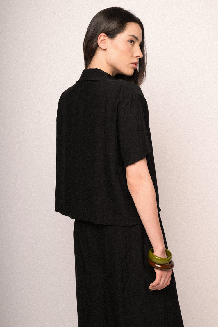 Black crinkled viscose cropped shirt