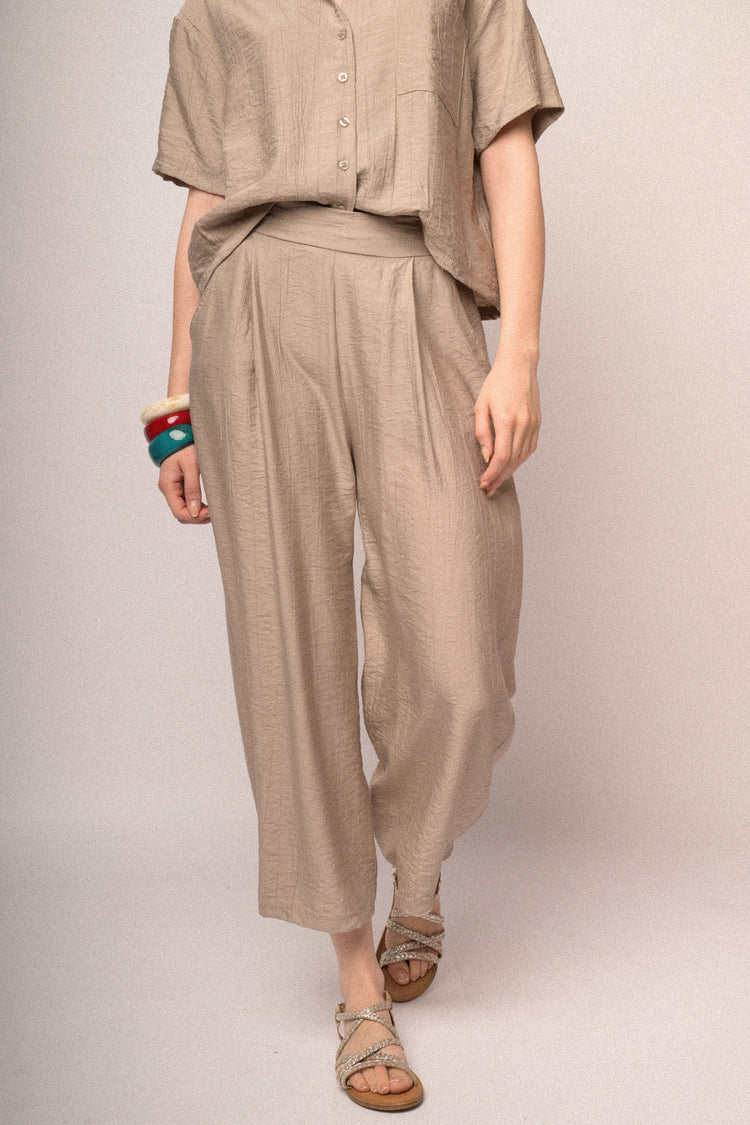 Beige crinkled viscose cropped trousers