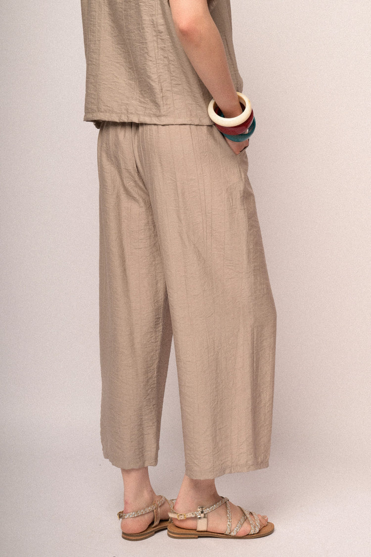 Beige crinkled viscose cropped trousers