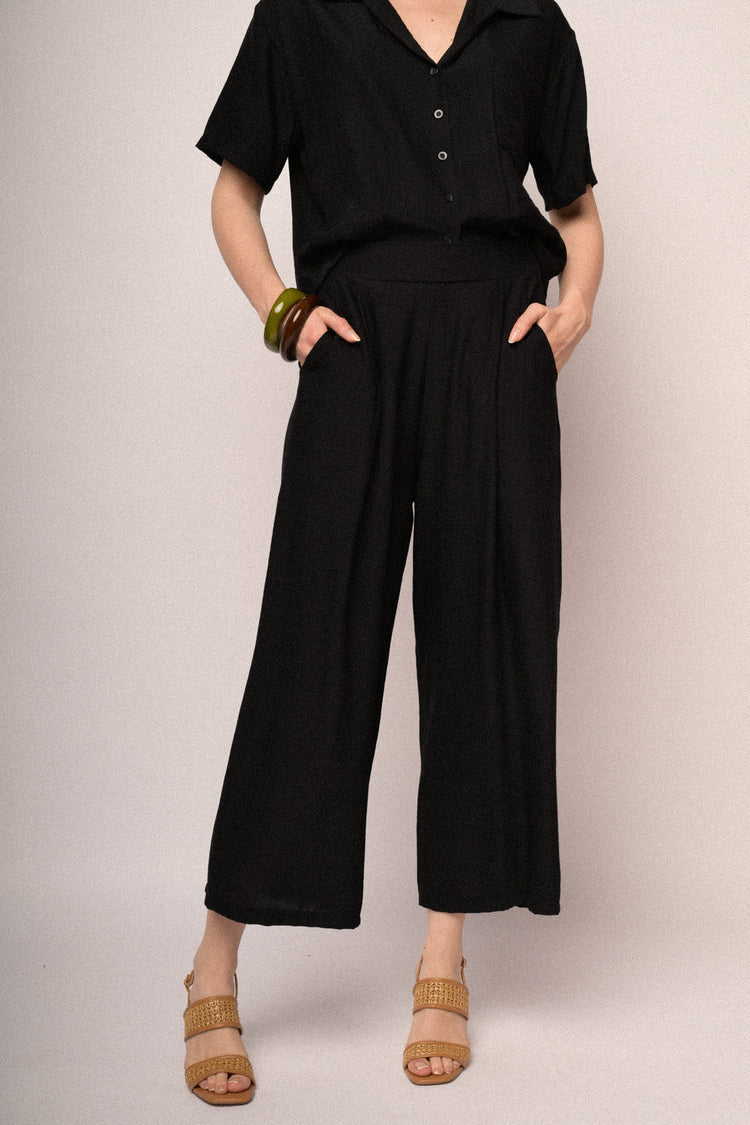 Black crinkled viscose cropped trousers