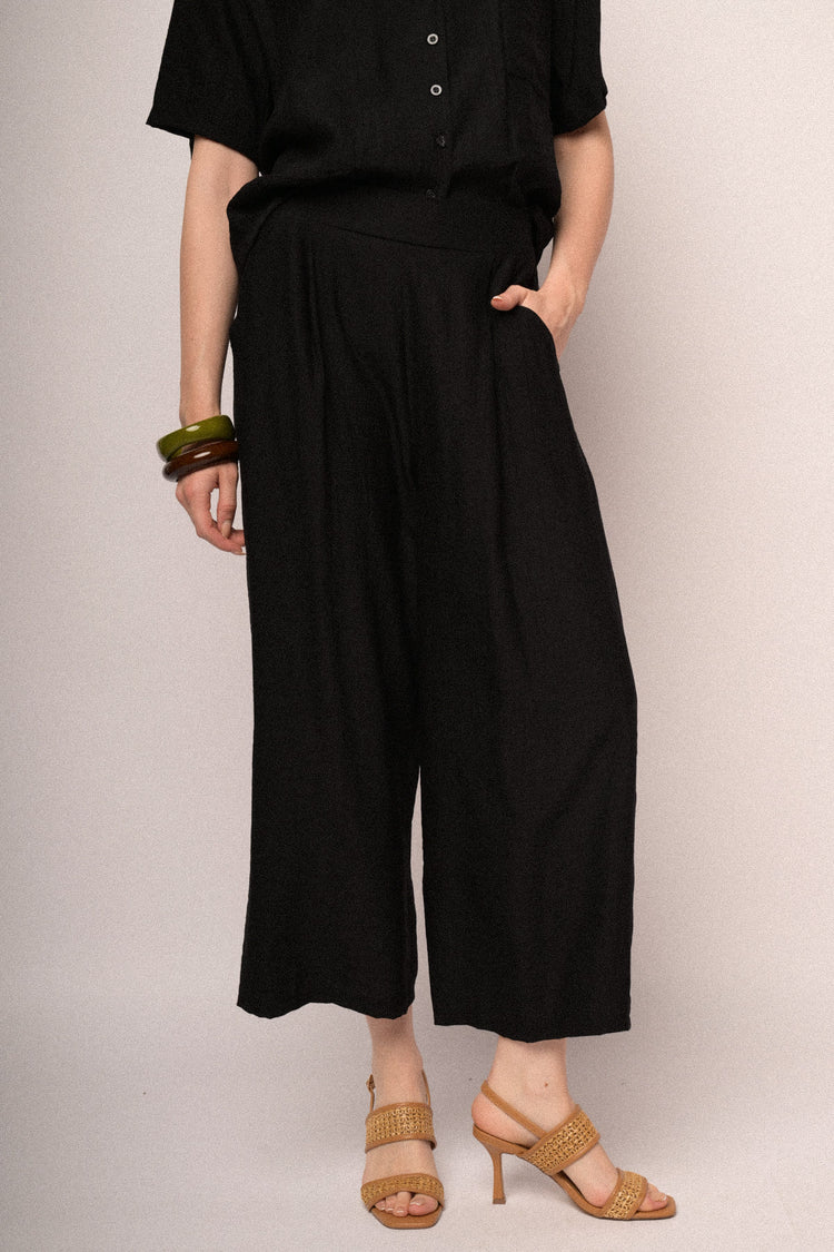 Black crinkled viscose cropped trousers