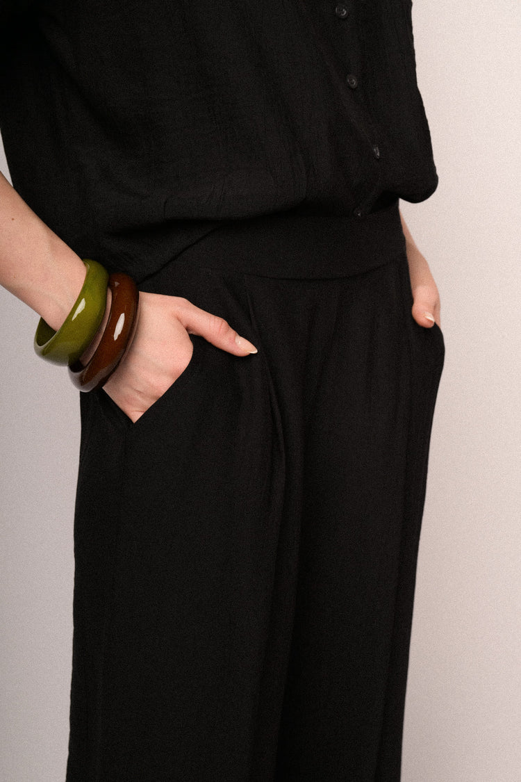 Black crinkled viscose cropped trousers