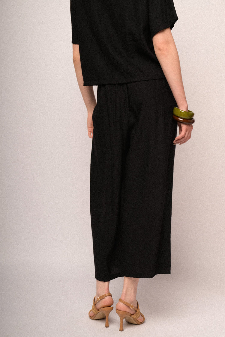 Black crinkled viscose cropped trousers