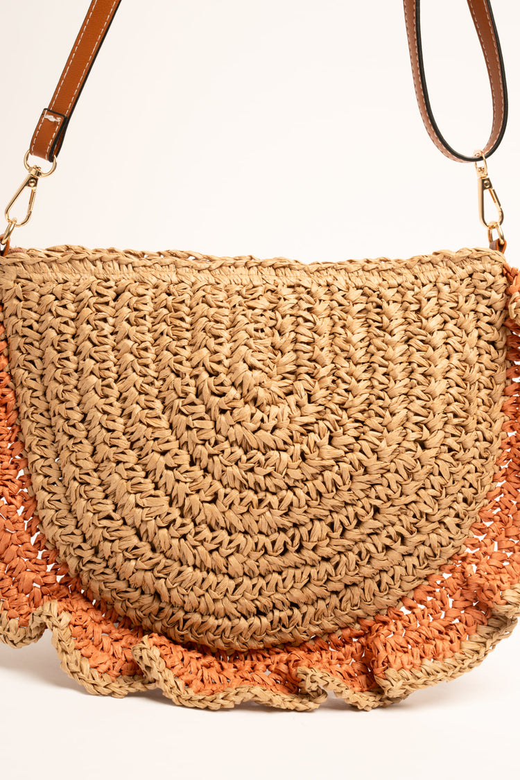 Borsa a mezzaluna in paglia beige con volant
