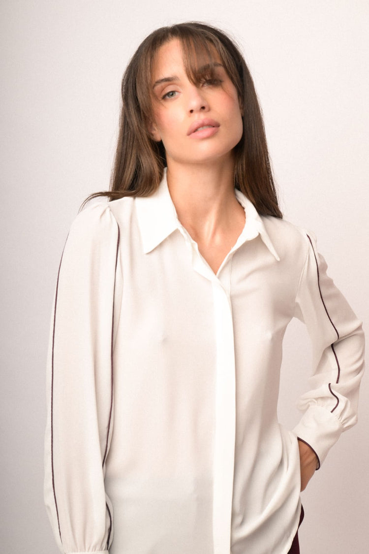 Camicia con profili bordeaux