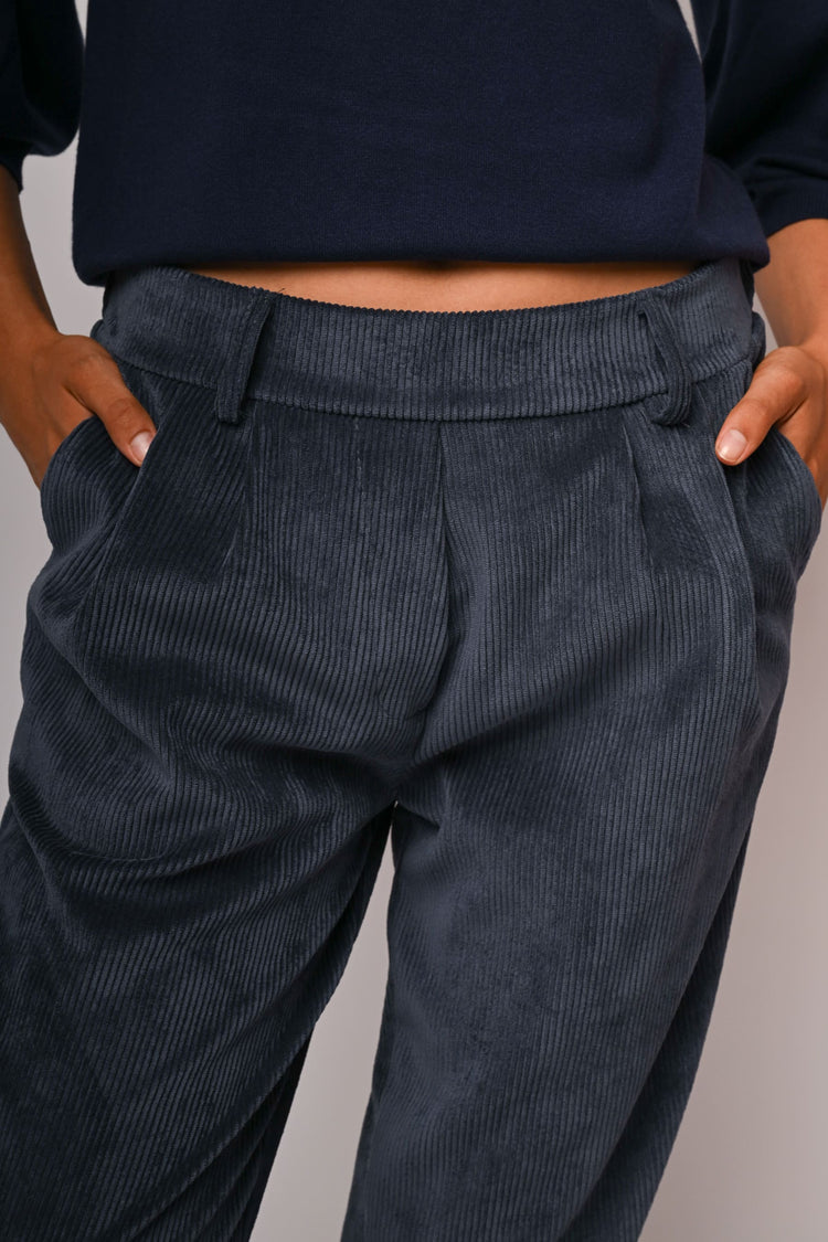 Corduroy baggy trousers