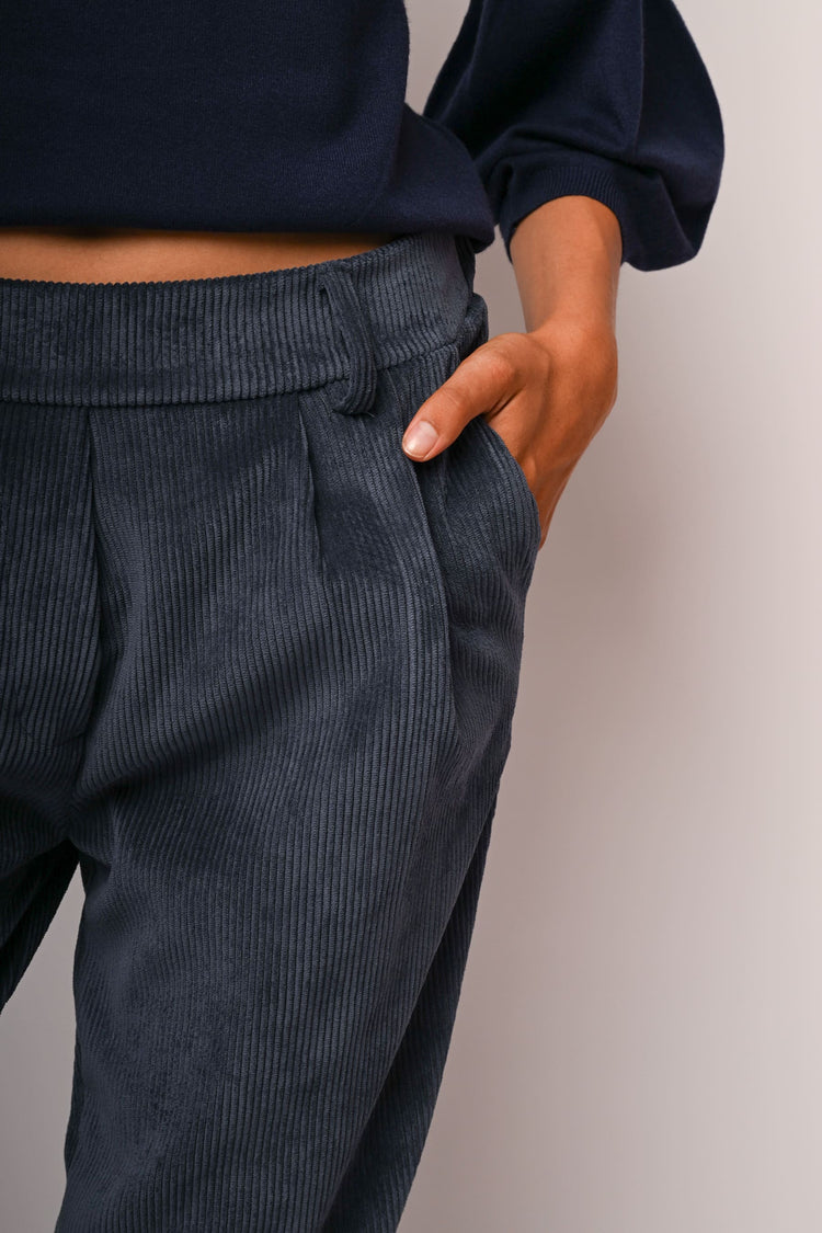 Corduroy baggy trousers