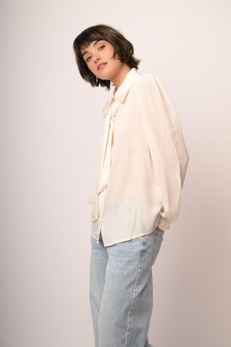 Camicia con cravatta lucida