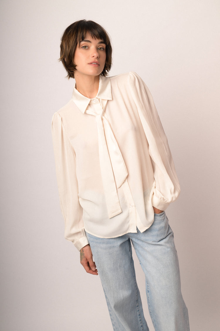 Camicia con cravatta lucida