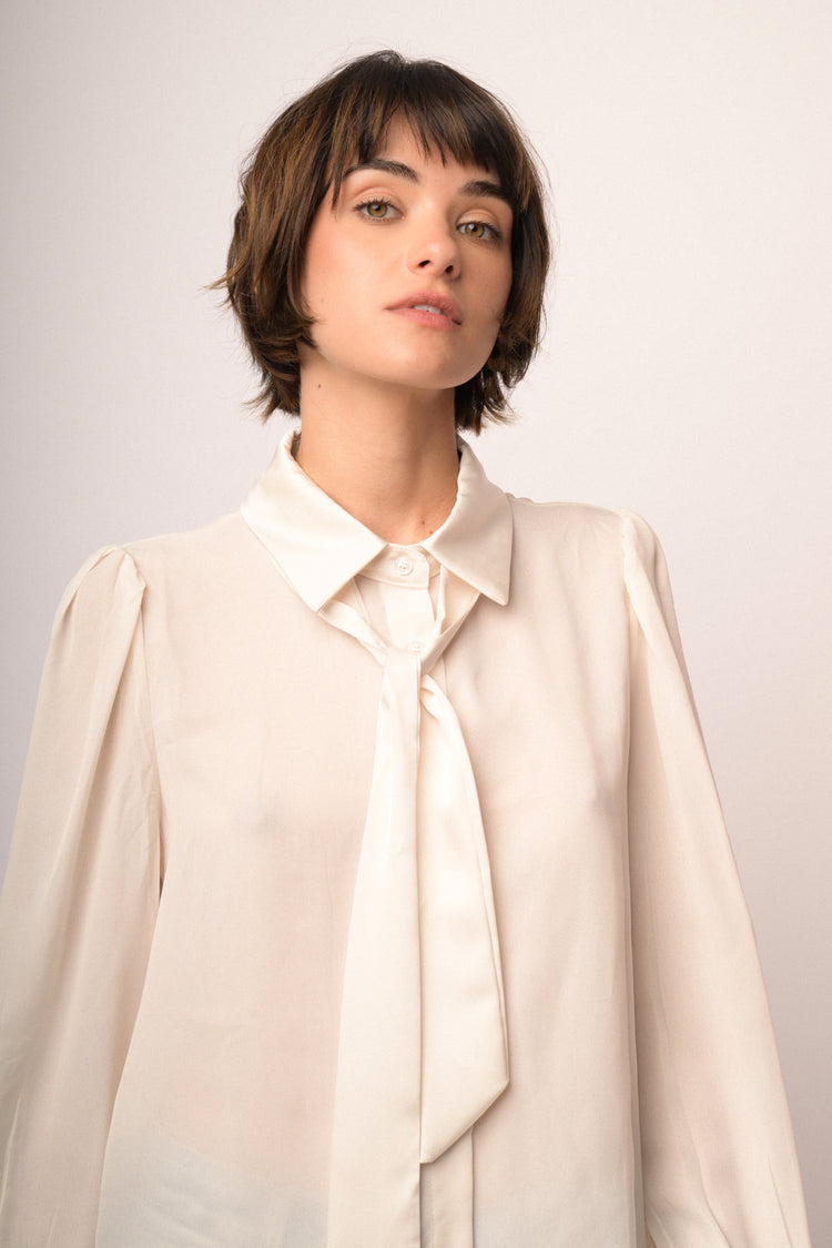 Camicia con cravatta lucida