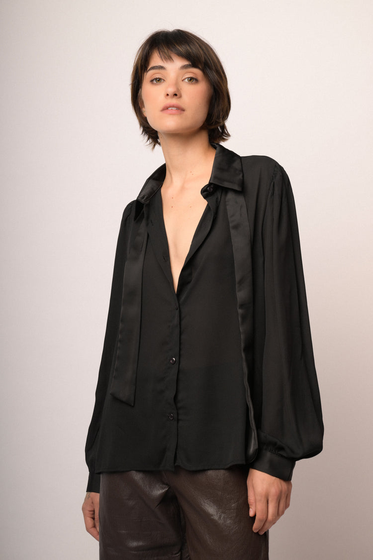 Camicia con cravatta lucida