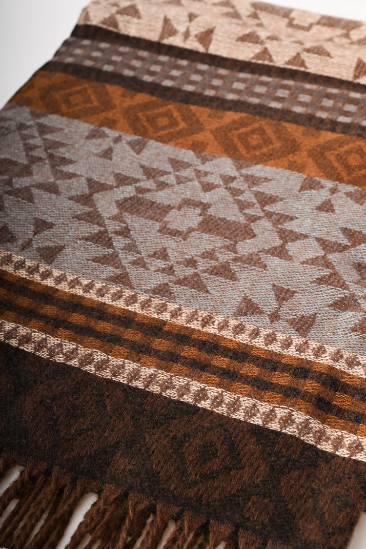 Geometric motifs jacquard scarf