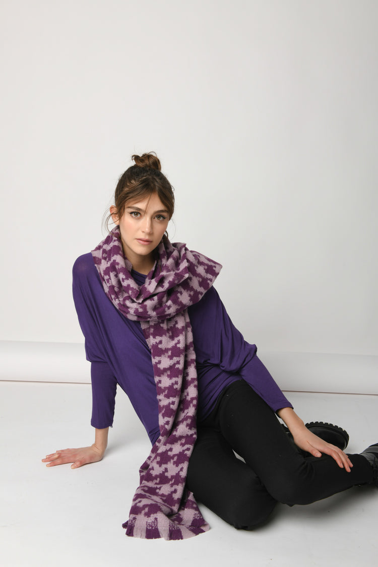 Houndstooth motif scarf