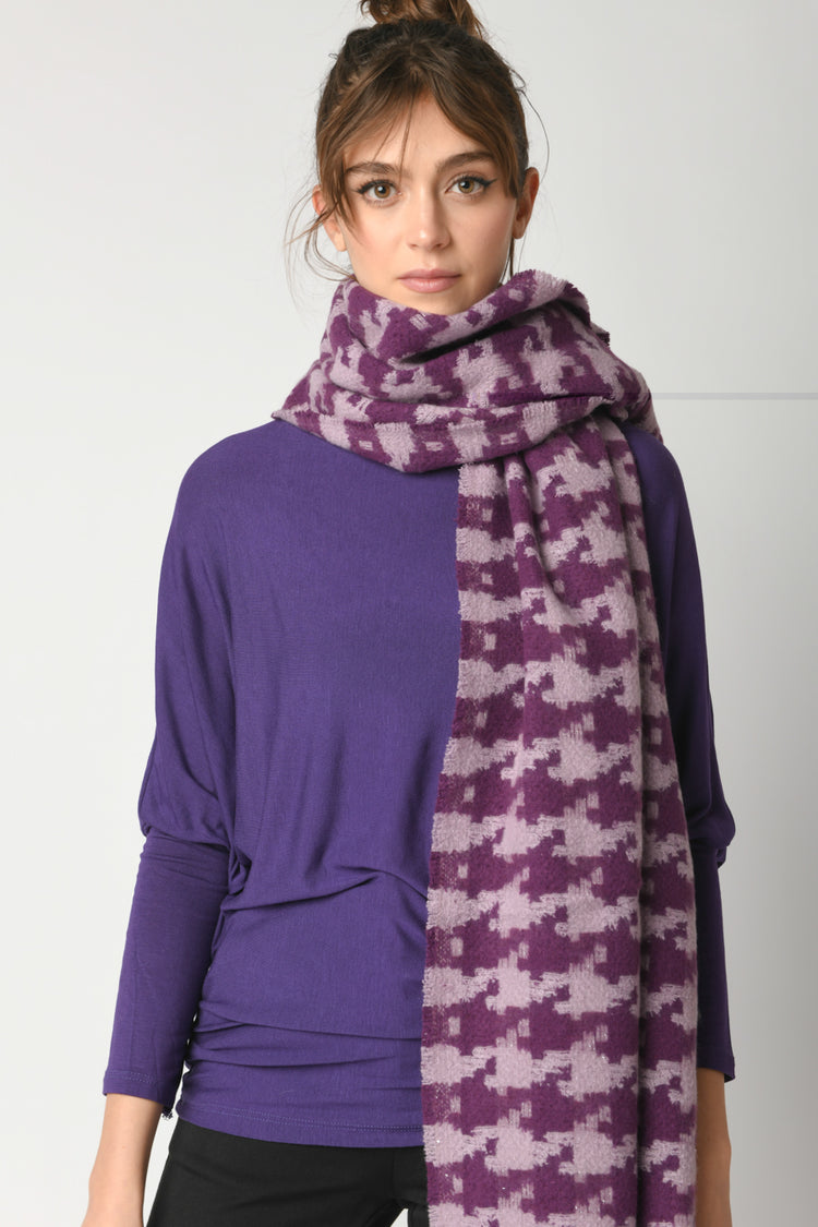 Houndstooth motif scarf