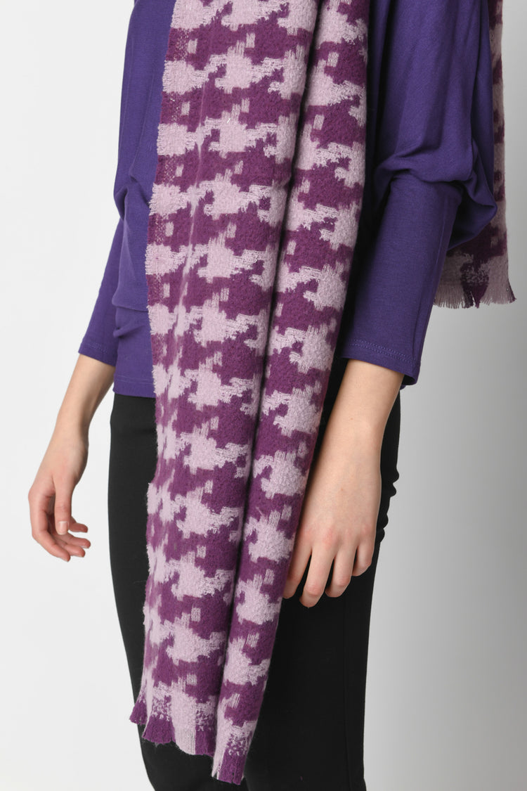 Houndstooth motif scarf