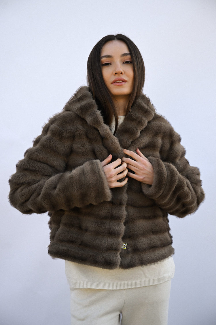 Similpelliccia rigata con cappuccio