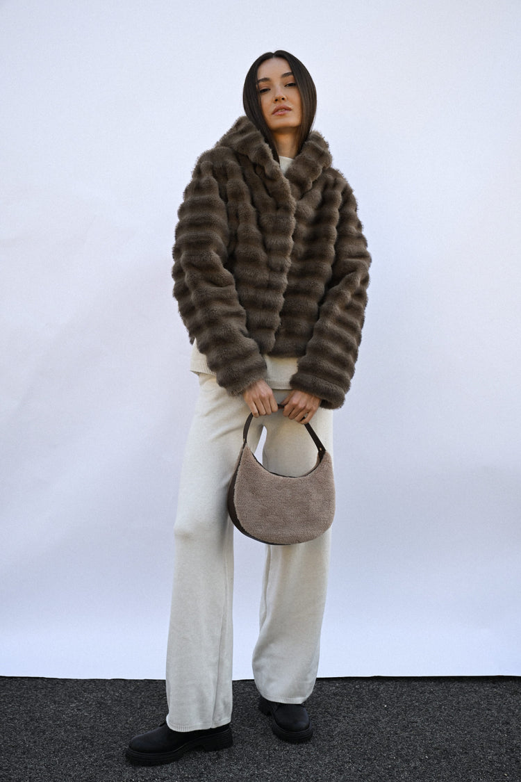 Similpelliccia rigata con cappuccio