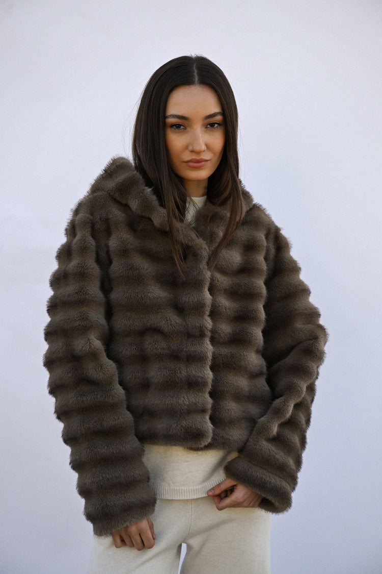 Similpelliccia rigata con cappuccio