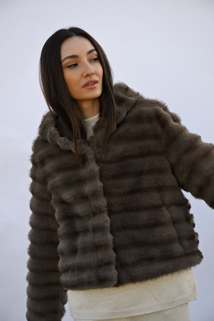 Similpelliccia rigata con cappuccio