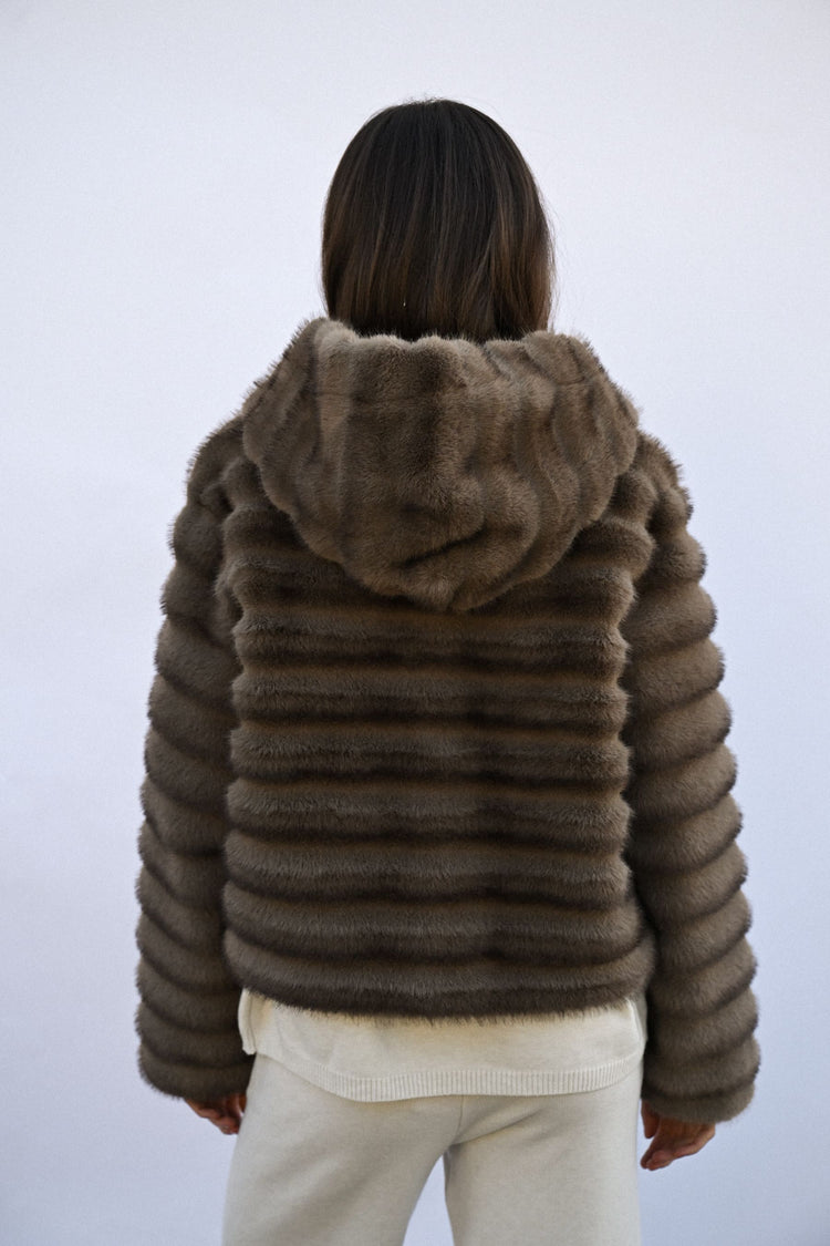 Similpelliccia rigata con cappuccio