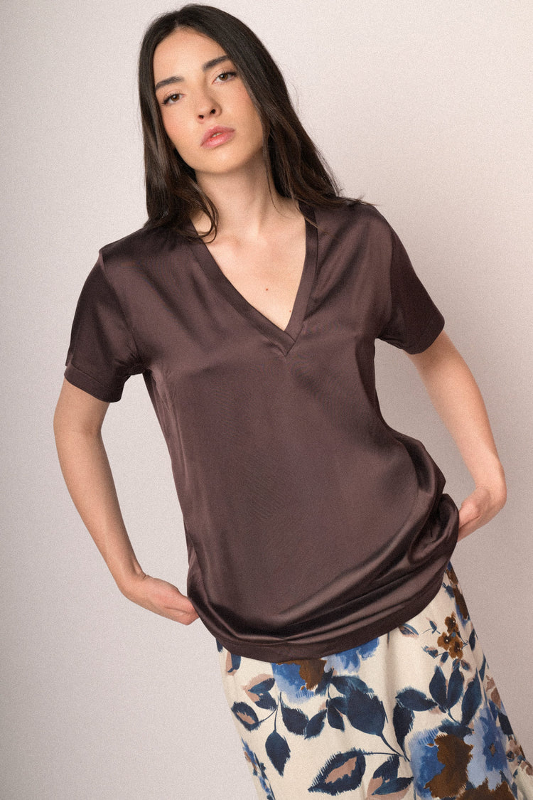 Chocolate satin viscose V-neck basic t-shirt