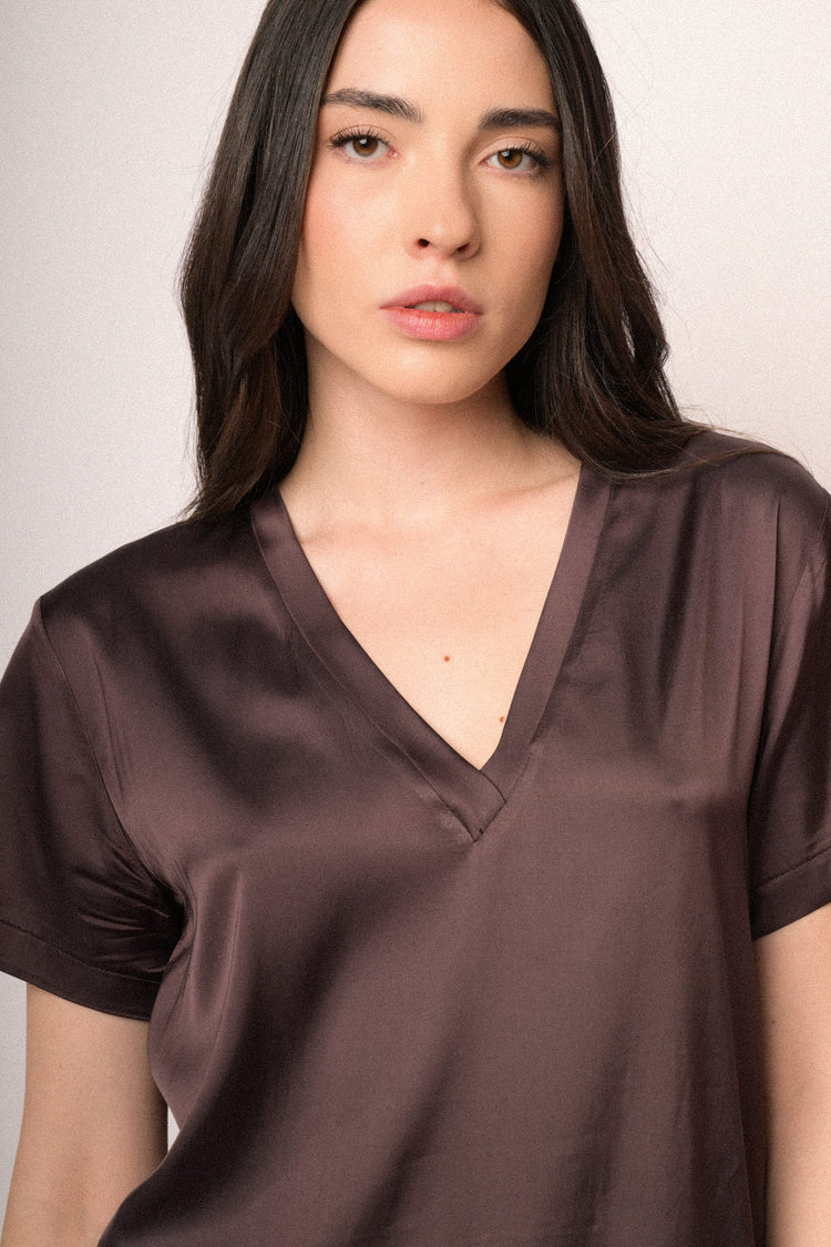 Chocolate satin viscose V-neck basic t-shirt