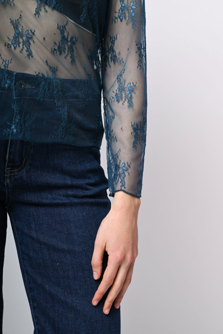 Top in tulle con ricami e scollo a barchetta