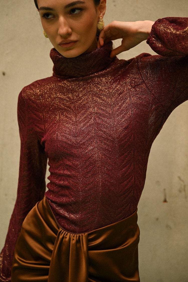 Back cut-out lamé knit turtleneck