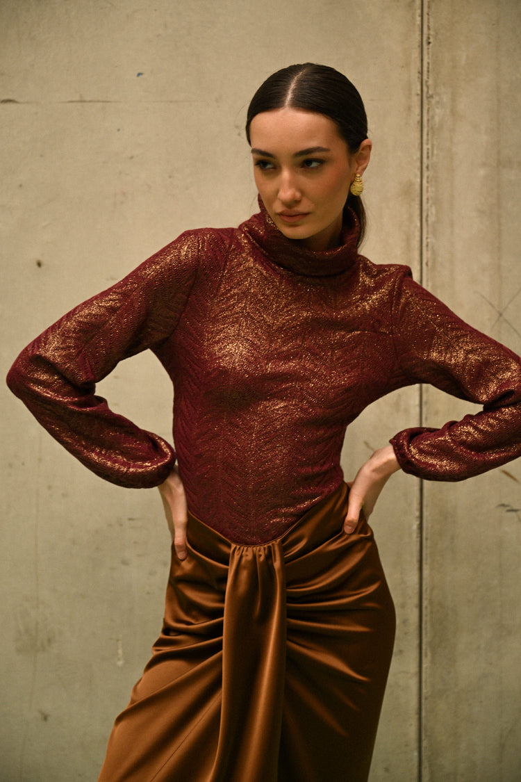 Back cut-out lamé knit turtleneck