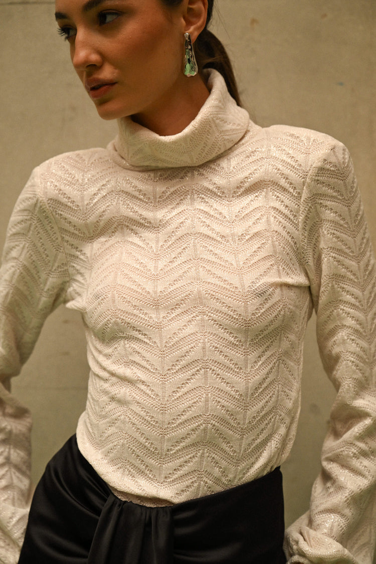 Back cut-out knit turtleneck