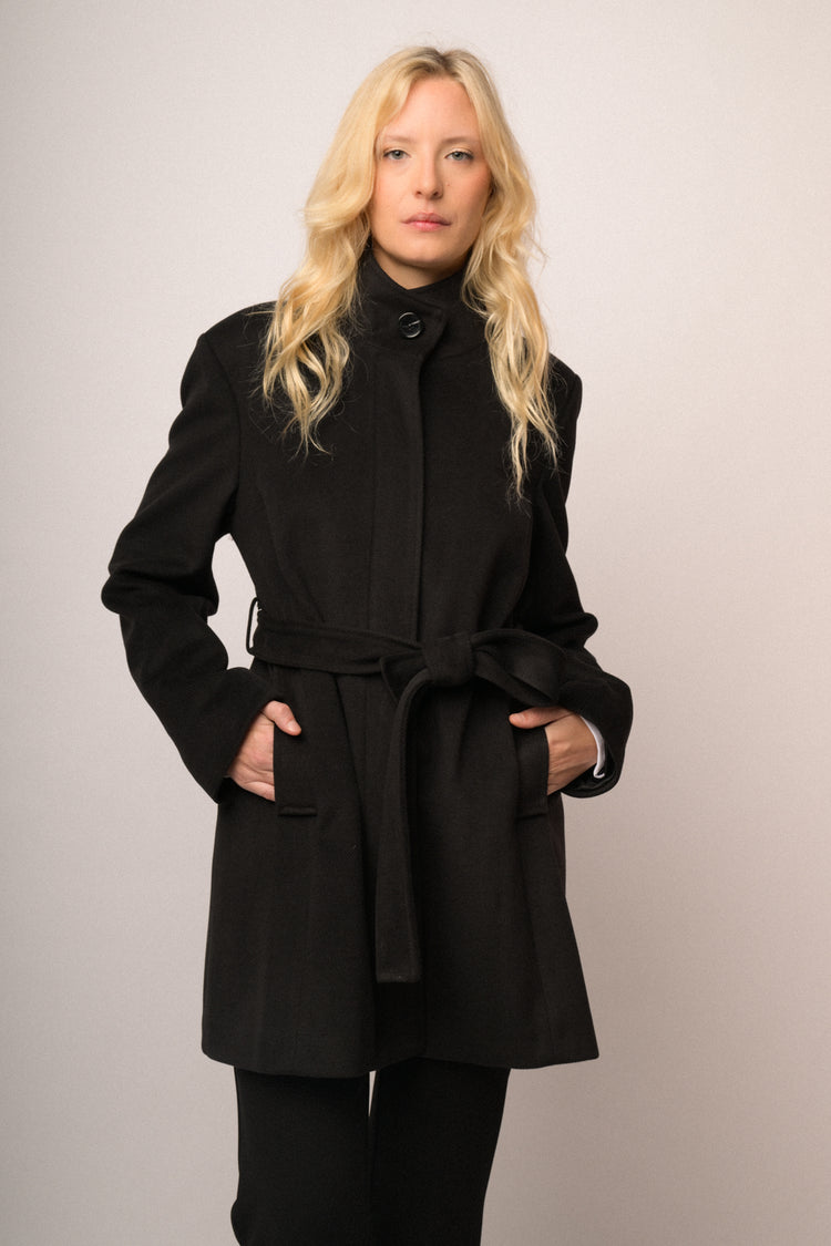 Cappotto con cinta e zip oro