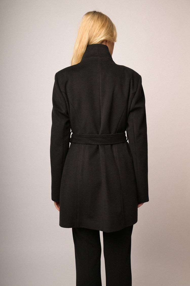 Cappotto con cinta e zip oro